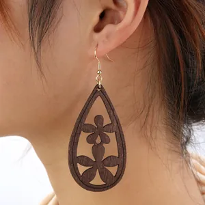 Boucles d'oreilles rétro en bois en forme de goutte sur un modèle féminin