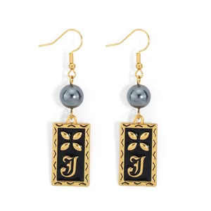 Boucles d'oreilles rétro carrées avec perles grises et pendentif émail noir doré