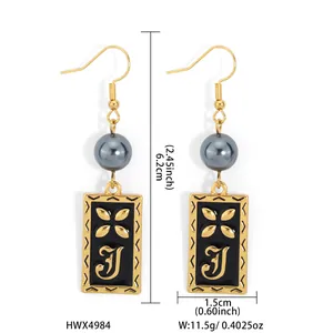 Boucles d'oreilles vintage avec perle grise et pendentif émail noir motif fleur carrée