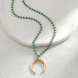 Collana lunga retrò con perline verdi e ciondolo a mezzaluna dorata per maglione