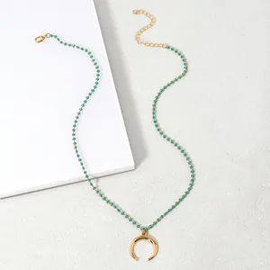 Collana vintage di perline verdi con pendente a luna dorato e catena lunga in lega