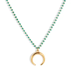 Collana lunga vintage con perle verdi, ciondolo a mezzaluna dorato e dettagli geometrici