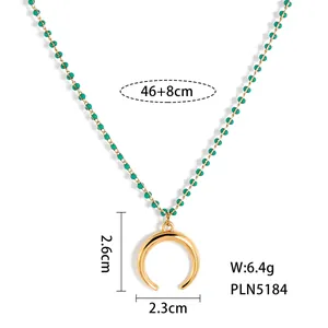 Dettagli e dimensioni della collana con perline verdi e ciondolo a mezzaluna oro