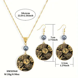 Gouden Hawaïaanse sieradenset met zwarte parelketting en tropische bloemenoorbellen