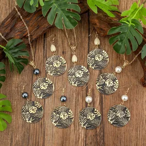 Polynesische 14K vergulde sieradenset met hibiscusbloemen en parels op hout