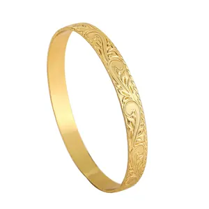 Hawaiianisches Plumeria-Armband mit 14k Goldbeschichtung und gravierten Blumenmustern
