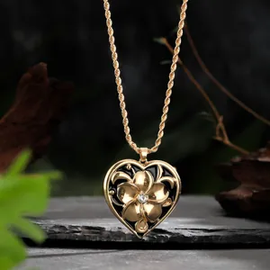 Collier avec Pendentif Cœur Fleur Hibiscus en Alliage de Zinc Tropical pour Femme Chaîne Torsadée en Émail Bijoux de Plage Hawaïenne