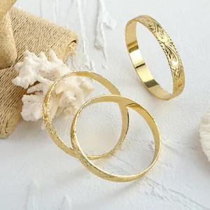Detailansicht hawaiianischer Goldarmreifen mit Vintage-Blumen und Hammerschlag-Textur
