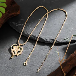Collier classique doré avec pendentif cœur, fleur de frangipanier et chaîne torsadée