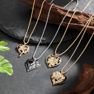 Détail des pendentifs cœur et frangipanier avec chaînes torsadées sur fond de pierre naturelle