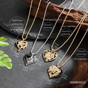 Détail de pendentifs fleurs en forme de cœur en or et argent avec chaîne torsadée