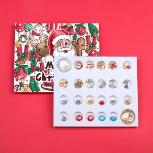 Calendario de Adviento de Navidad con pulseras DIY y abalorios en una caja de regalo roja