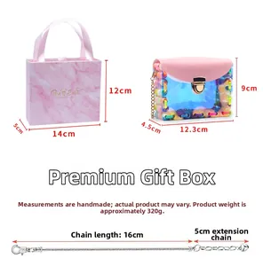 Détail de la boîte marbre rose et mini sac avec kit de chaîne serpent argentée de 16cm