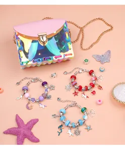 Détail d'un kit de bijoux DIY pour filles avec sac holographique et bracelets en perles colorées