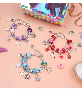 Ensemble détaillé de trois bracelets à breloques DIY avec licornes et perles colorées