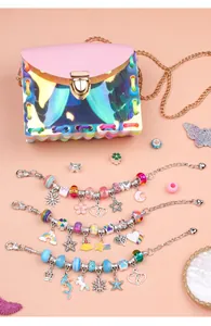 Bracelets à breloques DIY avec perles colorées et mini sac bandoulière holographique