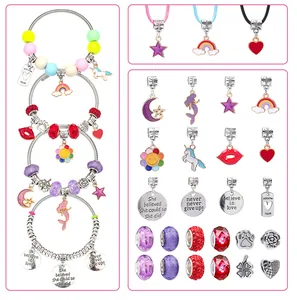 Dettaglio kit gioielli fai-da-te con ciondoli arcobaleno e perline per bracciali bimbi