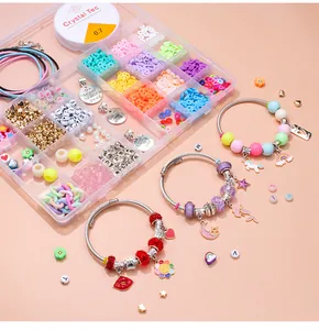 Set fai-da-te per gioielli con perle di argilla e ciondoli in una scatola organizer chiara