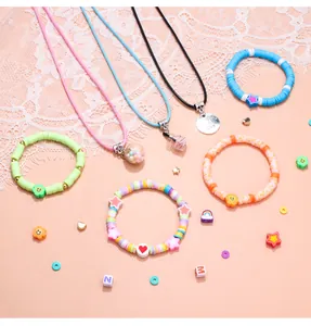 Vista piatta di braccialetti e collane colorate fai-da-te con ciondoli a stella e cuore
