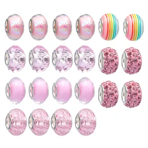 Detalle del juego de 22 cuentas de vidrio rosa con núcleo de metal plateado para joyas DIY