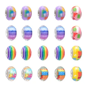 Detalle de veinte cuentas de colores para DIY con núcleos metálicos para pulseras