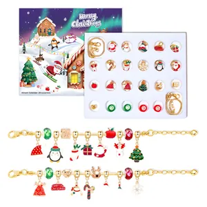 Calendario de Adviento de Navidad con 22 dijes y 2 pulseras doradas en caja de regalo