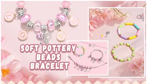 Detail van DIY kralenarmbandset met LOVE-hanger en roze vlinder op satijnen achtergrond