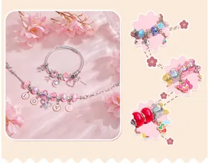 Detail van roze bedelarmbandset met kersenbloesemkralen en LOVE-letterhangers