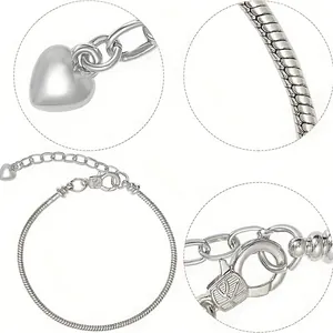 Detail-Makro von Silber-Schlangenkette Armband mit Karabiner und Herzanhänger