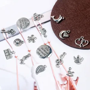 Verschiedene Vintage-Silber DIY Anhänger-Sets mit gravierten Sprüchen und Tierformen
