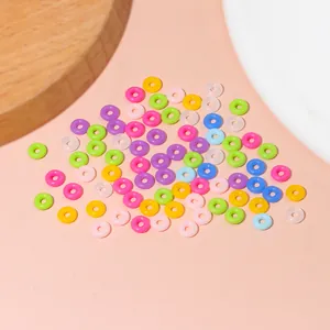Gros plan d'anneaux en silicone aux couleurs macaron pour bracelets et bijoux DIY