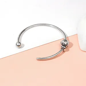 Dettaglio del bracciale fai-da-te argento con motivo floreale e chiusura a vite