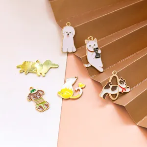 Détail de breloques animaux en émail coloré avec chiens et chats pour bijoux DIY