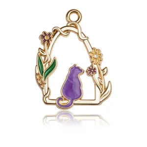 Colgante de gato en aleación dorada con esmalte morado y flores para joyería DIY