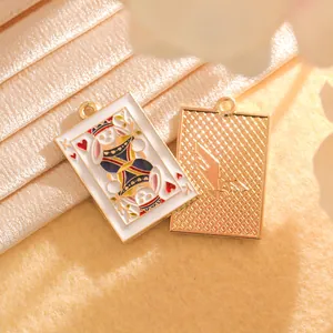 Vue macro du pendentif roi lapin avec émail coloré et finition dorée élégante