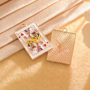 Détail macro d'un pendentif carte à jouer lapin émaillé avec texture en maille dorée
