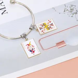 Détail du bracelet argenté avec pendentifs émaillés motif poker et lapin JOKER