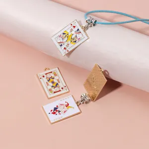 Détails macro de pendentifs cartes à jouer émaillés avec dos doré texturé élégant