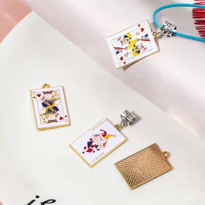 Détail de pendentifs de poker en émail coloré avec motifs de lapin et bords en alliage doré