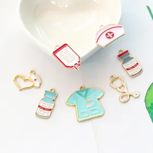 Vista detallada de dijes médicos con gorro de enfermera y estetoscopio para joyería DIY