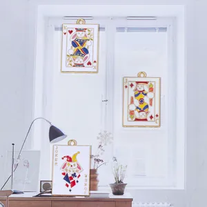 Détail des breloques en alliage motif cartes à jouer avec lapin et finition émaillée
