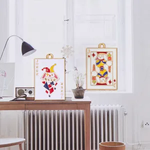 Détail de pendentifs lapins cartes à jouer avec bords dorés pour colliers ou porte-clés DIY