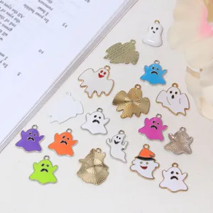 Détail de breloques fantômes d'Halloween colorées avec diverses expressions sur tissu blanc