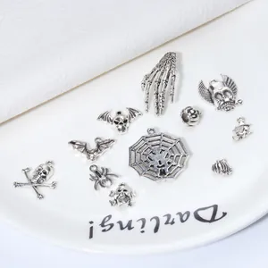 Collection de breloques Halloween en argent vintage avec crâne araignée et motifs de citrouille