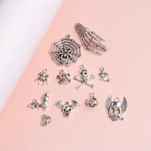 Lot de pendentifs Halloween en argent antique avec toiles d'araignée et crânes