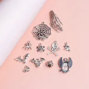 Détail de breloques d'Halloween avec toiles d'araignées et crânes pour bijoux DIY