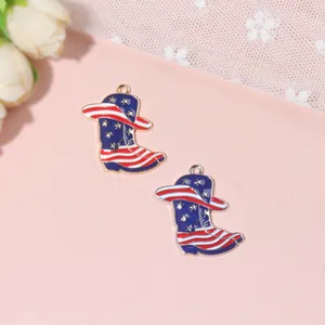 Detailaufnahme von zwei Emaille-Cowboystiefel-Anhängern mit US-Flaggenmuster und Sternen