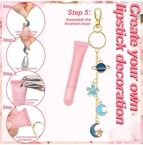 Detalle macro de accesorios de llavero DIY con colgantes de estrella luna y cierre langosta