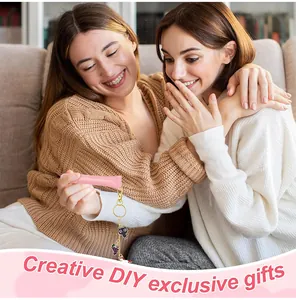Kit de llavero de labial DIY con colgantes de esmalte mostrado por dos amigas
