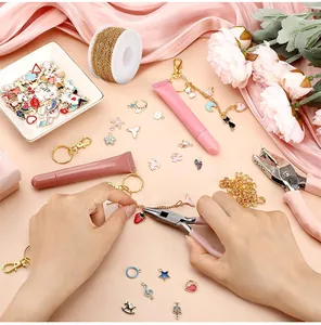 Kit de joyería DIY con dijes esmaltados, cadenas doradas y herramientas rosadas